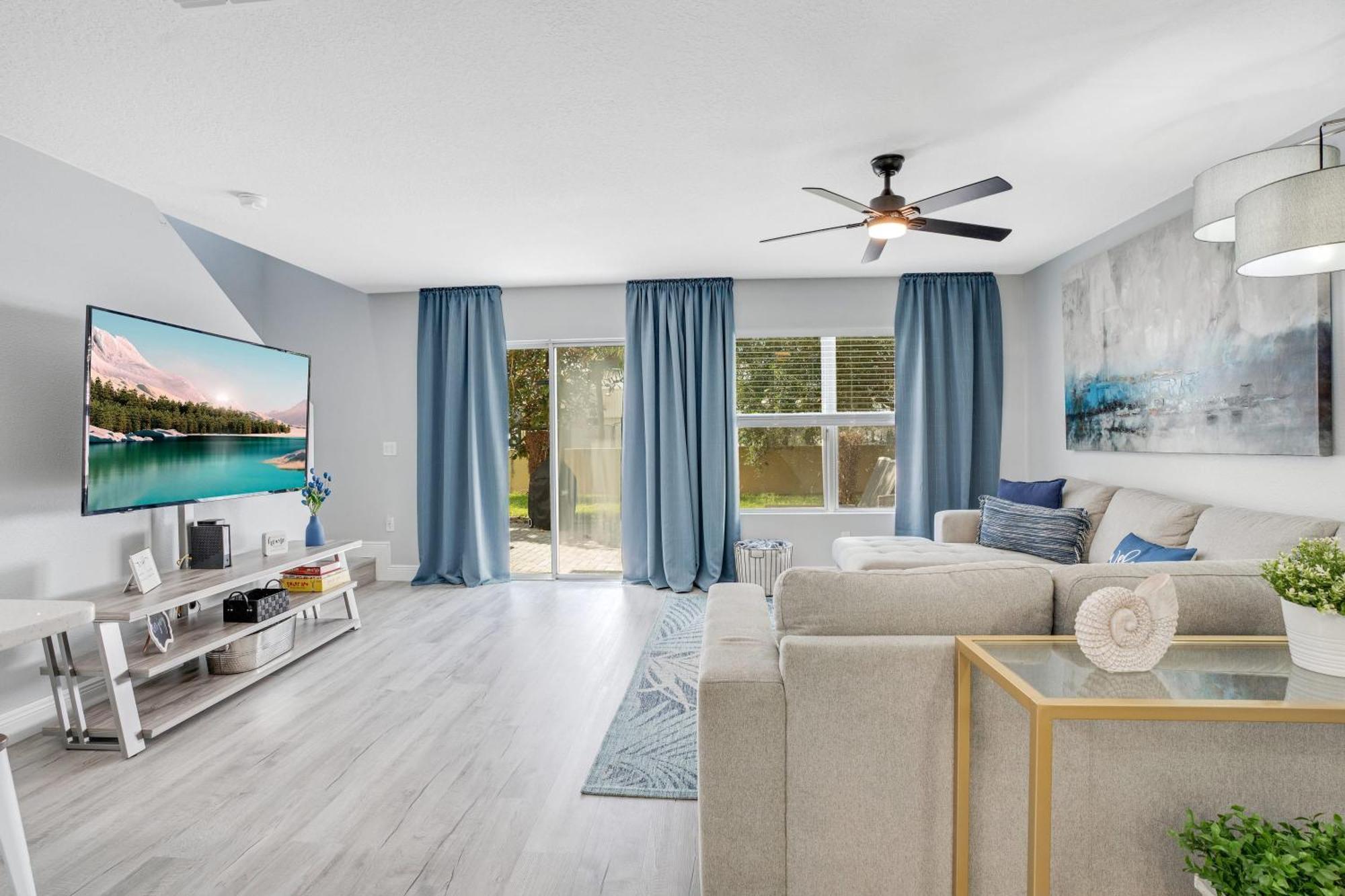 Stylish Near & Universal Holiday home