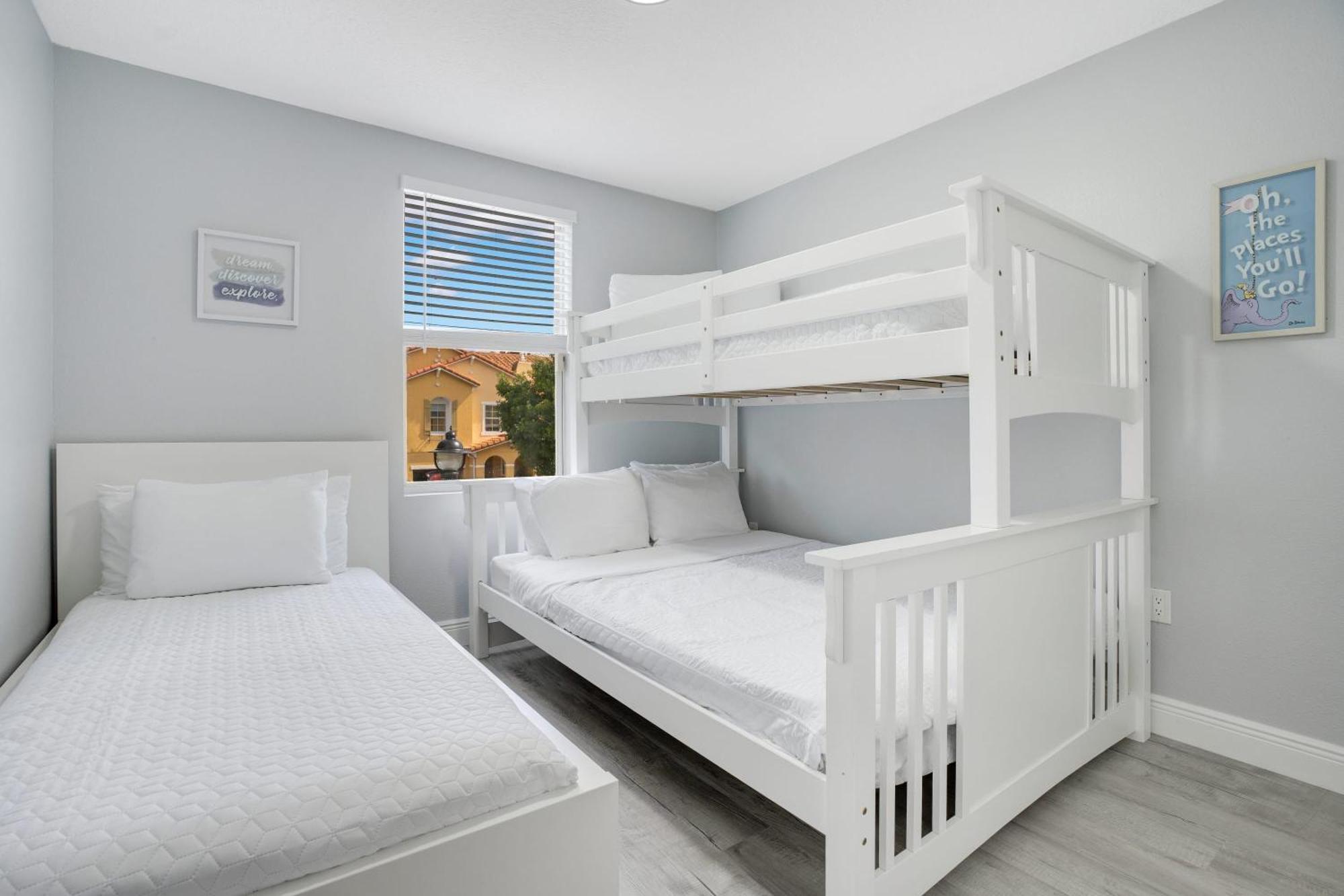 Stylish Near & Universal Holiday home