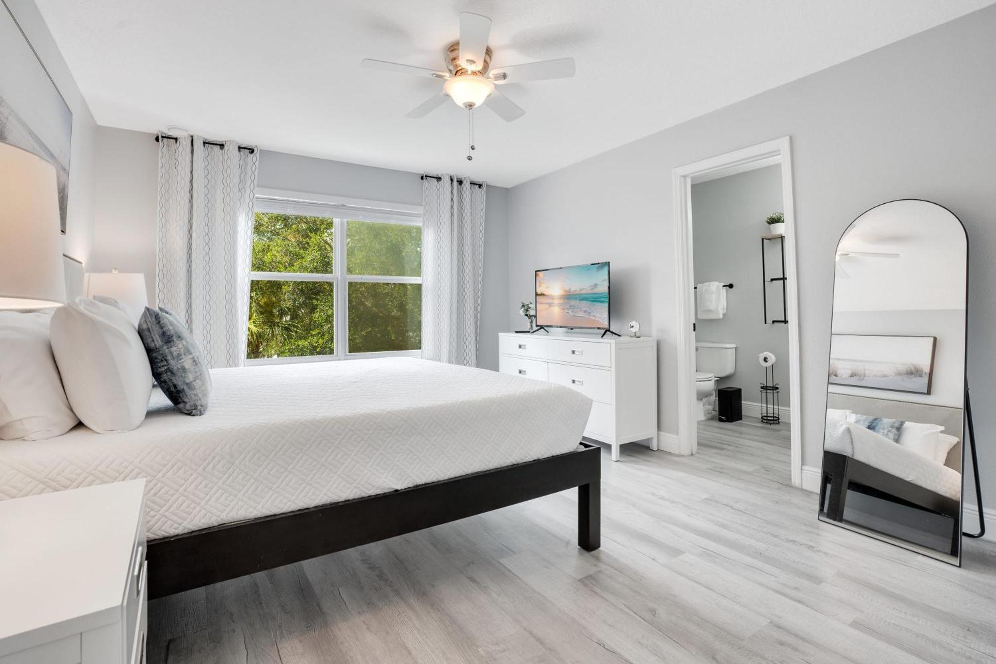 Stylish Near & Universal Holiday home